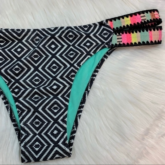 NWOT Shade & Shore Geometrical Pattern Cheeky Fit Bottom Medium - Picture 3 of 11